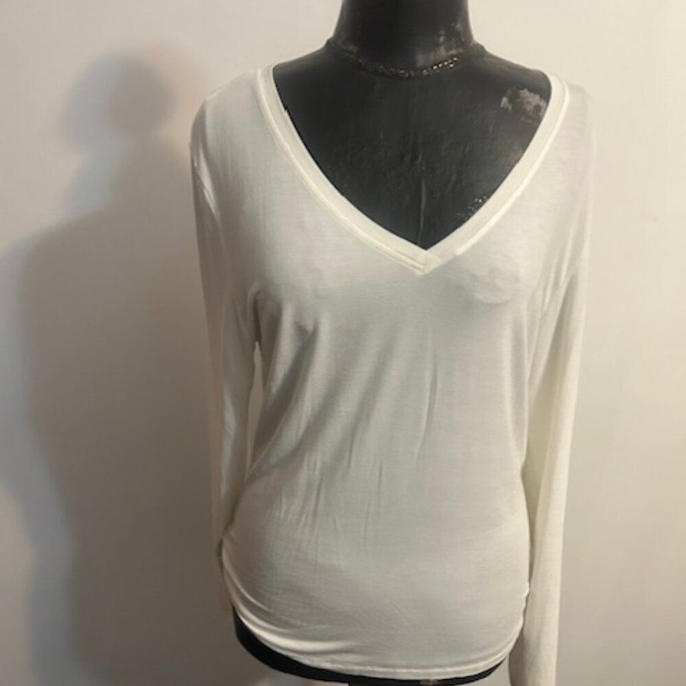 Cuddl Duds Soft wear with stretch White long sleeve V-neck top, size XL